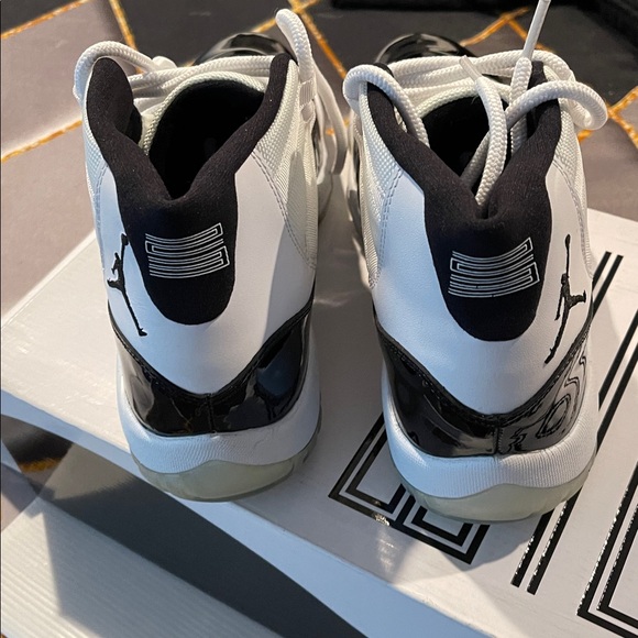 Jordan men air Jordon 11 Retro 11 black and white some damage on the box - Picture 4 of 9